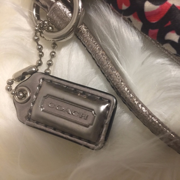 Coach Maritza Poppy Flower Wristlet - Picture 4 of 8